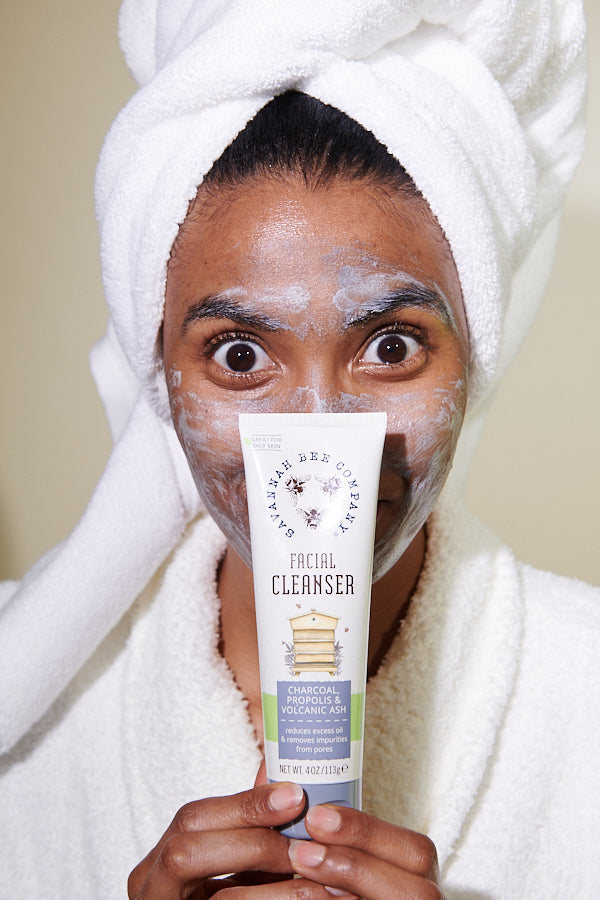 Holzkohle -Gesichtsreiniger